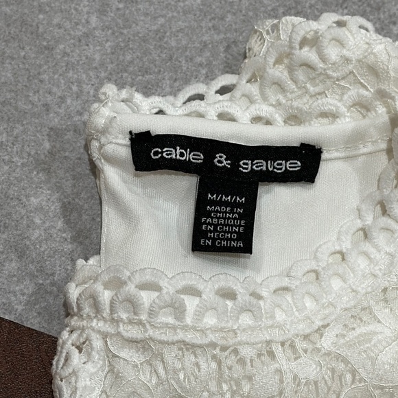 Cable & Gauge white lace overlay blouse cap sleeves Sz M - Picture 9 of 10